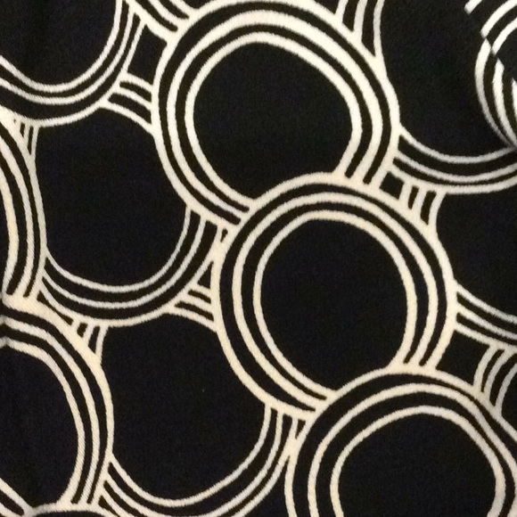 George Wrap top 3/4 sleeve v-neck top (black & white swirl pattern). Size Large - Picture 3 of 4